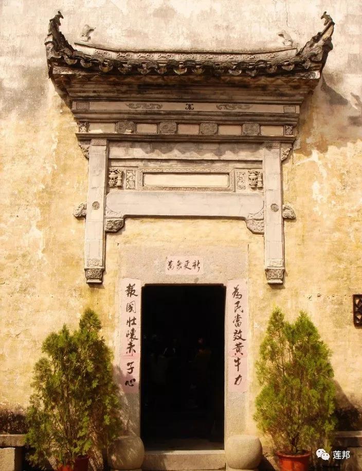 三飞砖门罩:用砖三皮,逐皮叠涩挑出作为装饰,常用于墙门门罩,围欠头