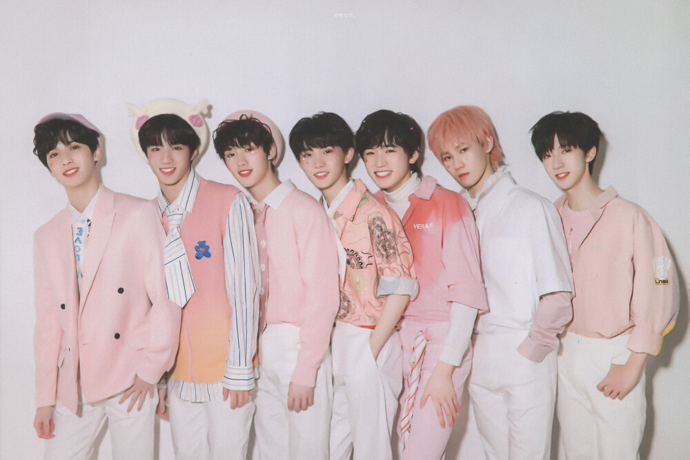 姊妹们谁能给我tnt的照片不带水印的那种啊