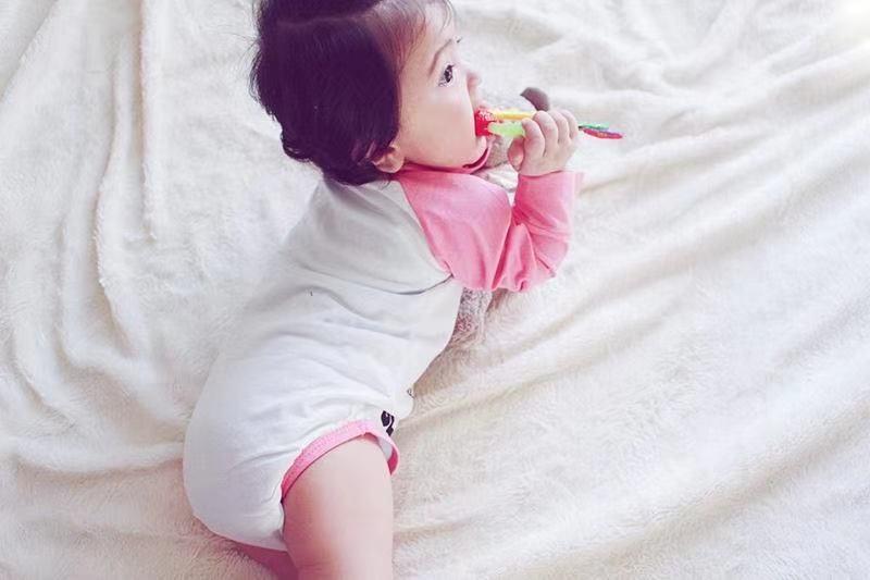 女儿三岁,刚戒尿不湿,没上幼儿园,我是不是一个太佛系的妈妈?