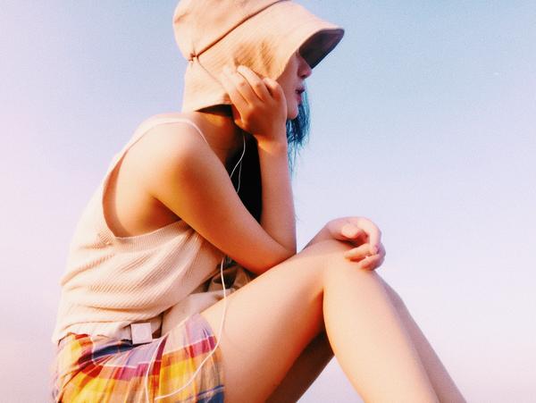 有哪些适合一个人旅游拍照的姿势?