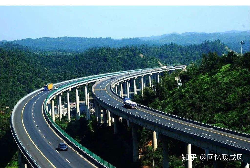 合凤高速公路全长大约有335公里,大部分的路段都是按照双向4车道的