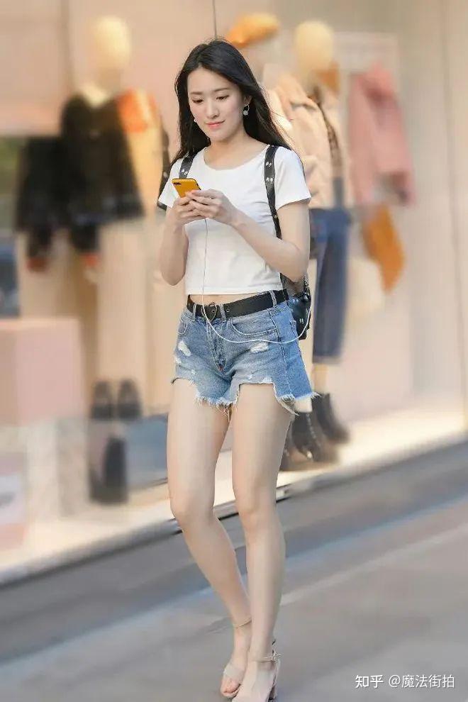 街拍穿破洞牛仔短裤的时尚女生
