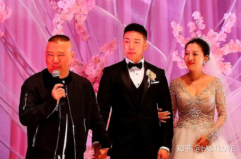 首先烧饼和曹鹤阳有个共同的特点,就是都已经结婚有了孩子,这也意味着