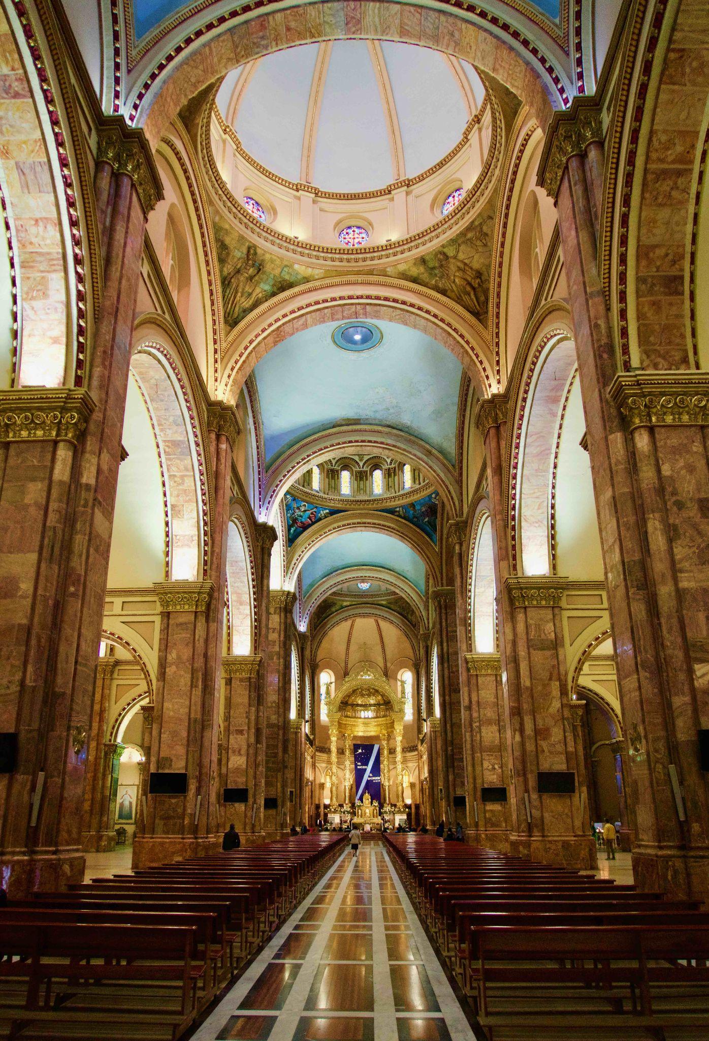 远远便能看到昆卡的标志性建筑——昆卡新教堂三个蓝白相间的穹顶