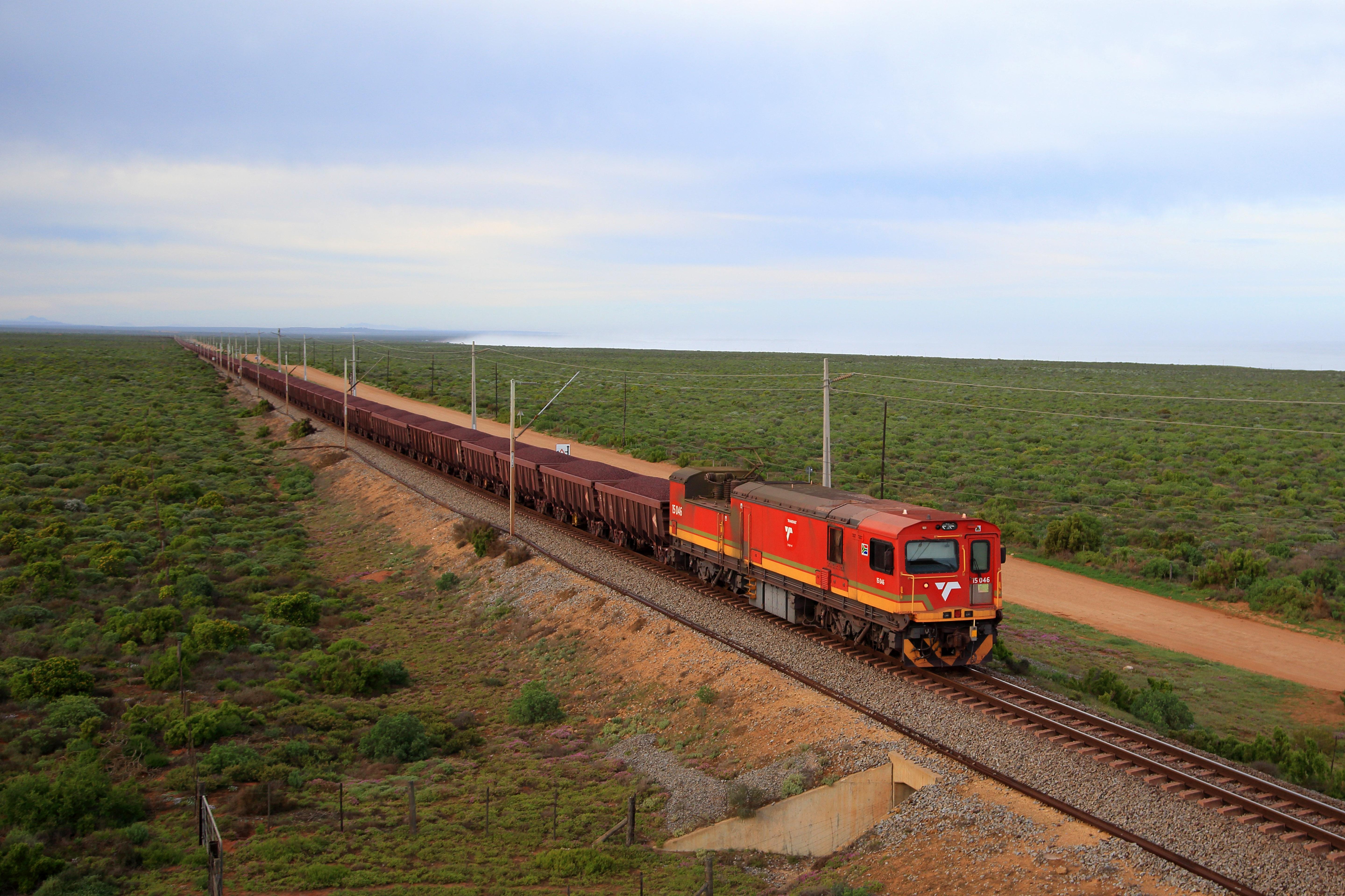 【科普】南非货运铁路的"小木屐"——15e型和19e型电力机车 - 知乎