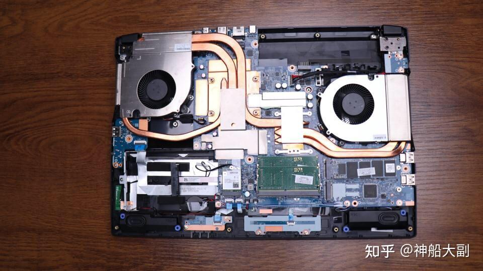 上图是炫龙m7-e8s3的拆机实拍图,五热管双风扇的组合,相对于上一代