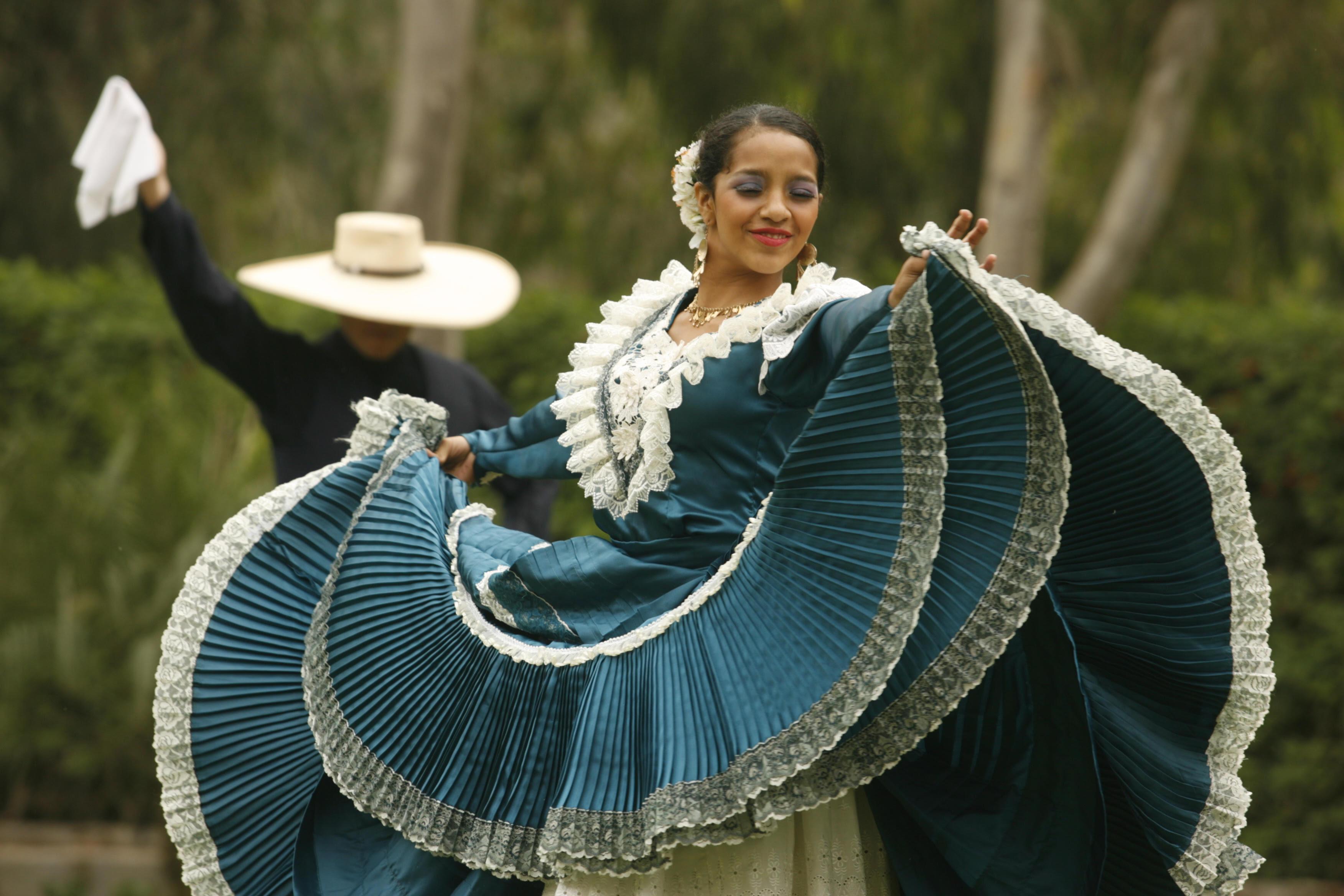 还在穿黑白灰印加贵族教你令人惊艳的秋冬穿搭