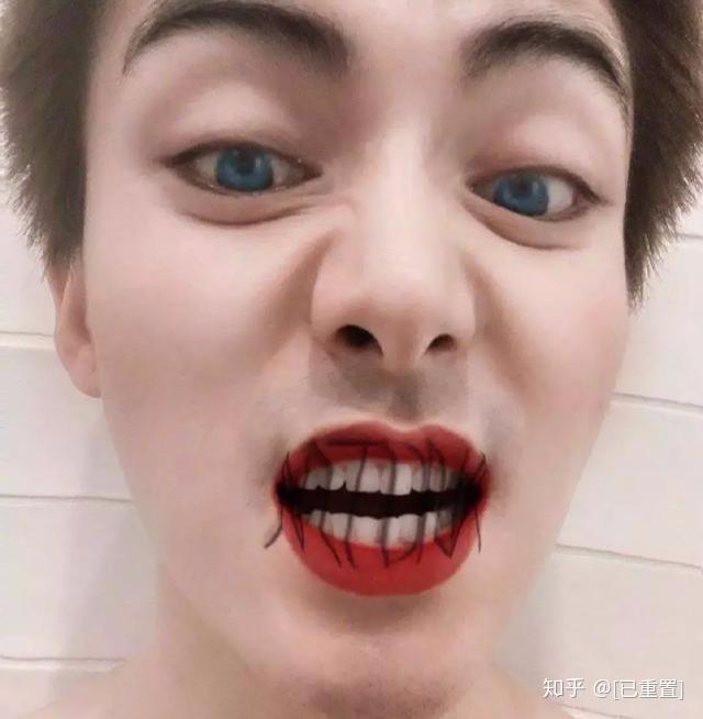 那张死亡角度拍摄的纯素颜大饼脸,真是狠到连自己都不放过;而马天宇那