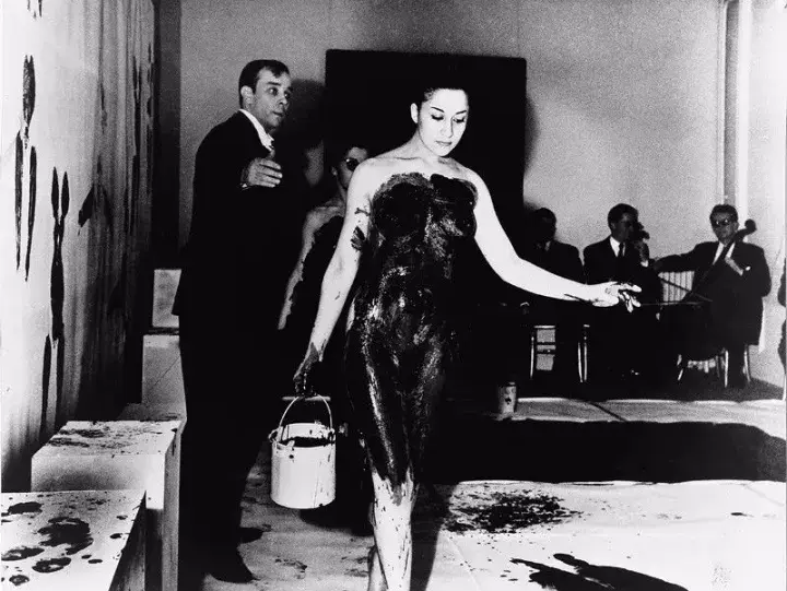 《蓝色时代的人体测量》,1960年在克莱因眼里,蓝色代表的是天空,水和