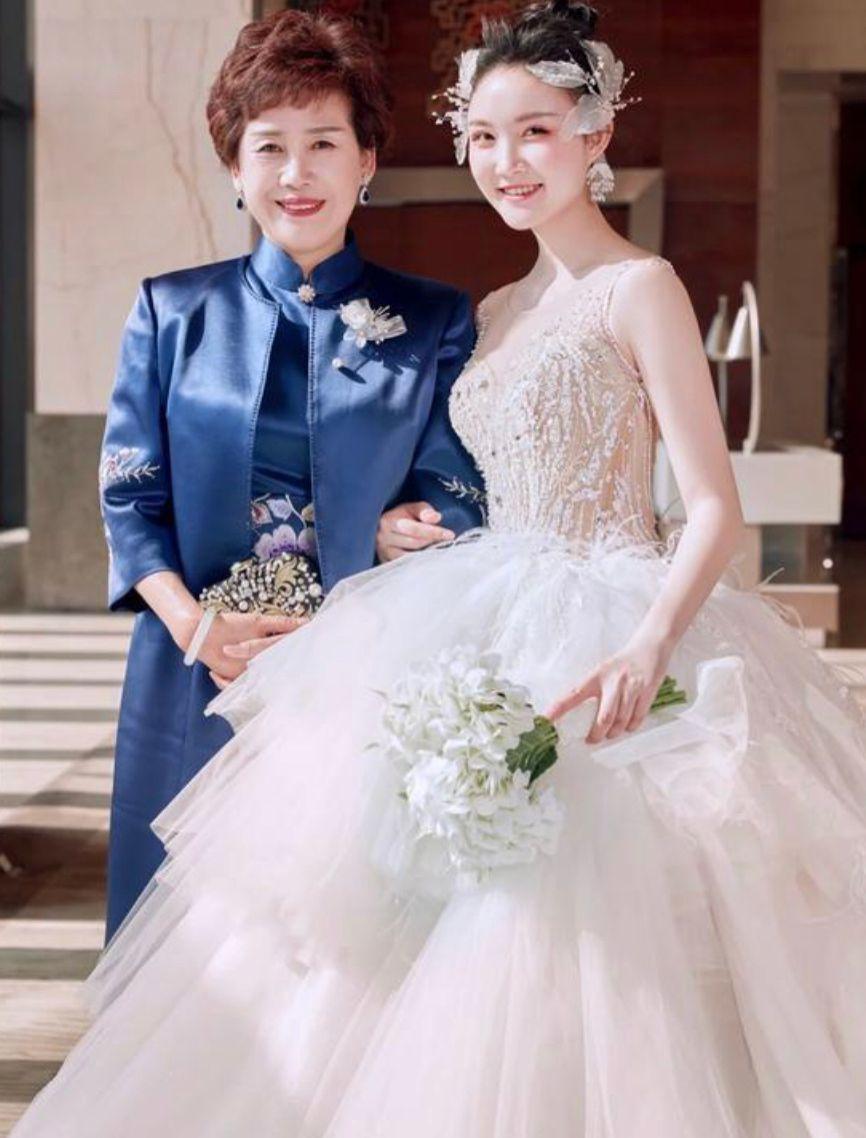 两位亲家母真高调!婚礼上同穿红旗袍比美,把新娘风头都给抢了
