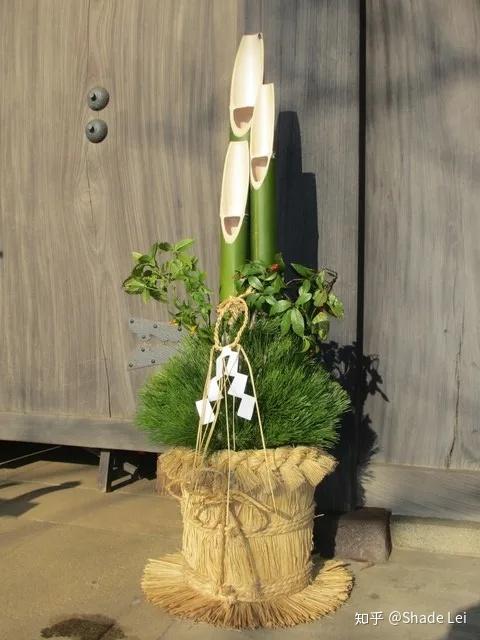 新年在门前摆有门松的期间叫「松の内」,这段时