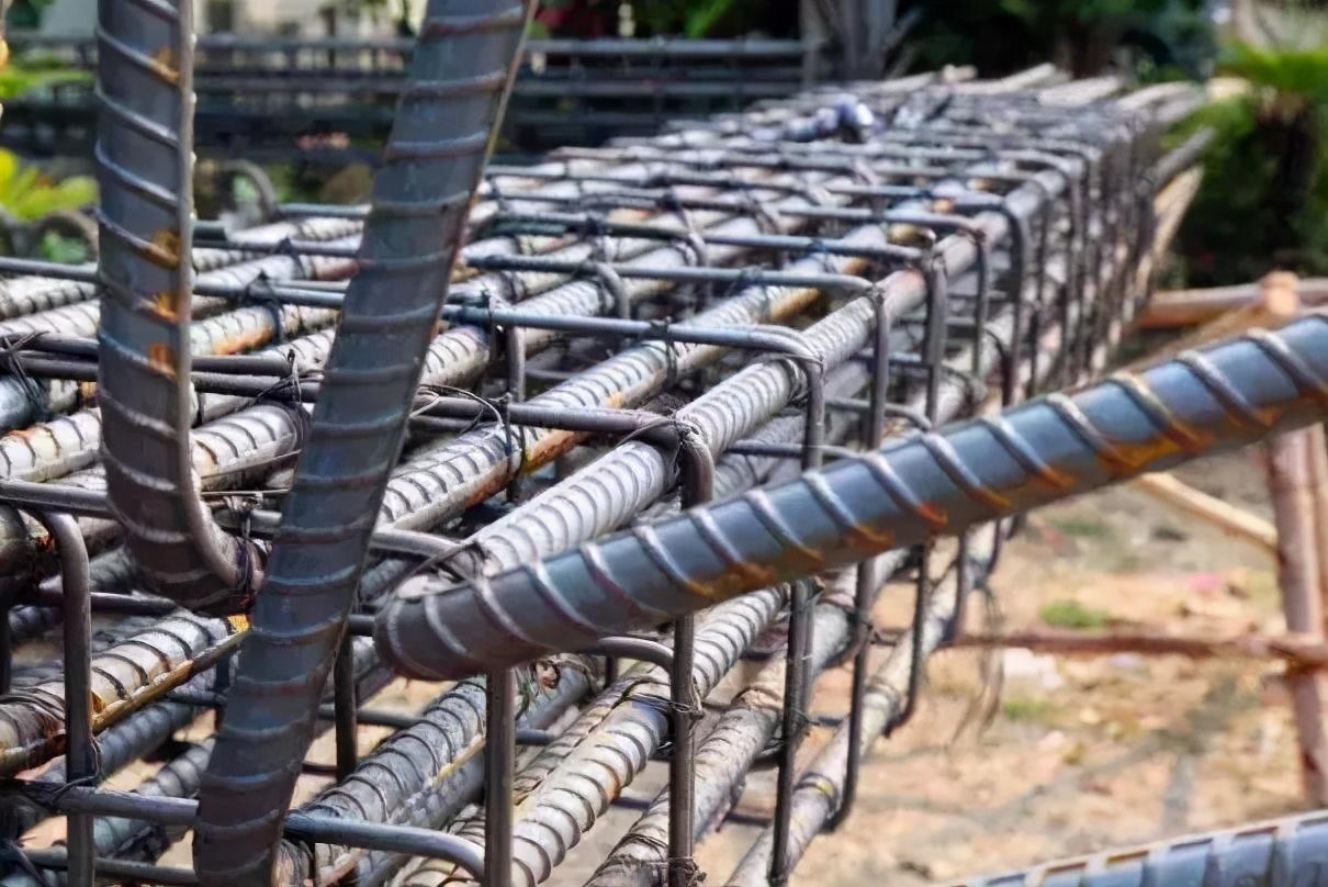 这种纹路称为"横肋",横肋的外形常见的有螺旋形,人字