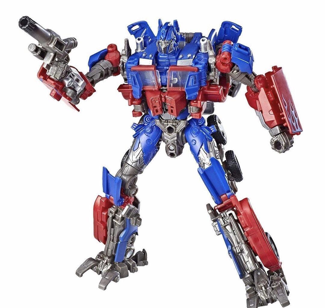 相对于ss05擎天柱,ss32擎天柱的涂装更加鲜艳,也更加还原电影中的形象