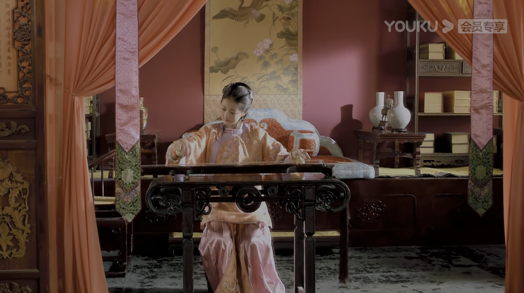 这段对话的背景是皇帝去找甄嬛,玉娆恰巧在甄嬛的寝宫里弹琴,皇帝看着