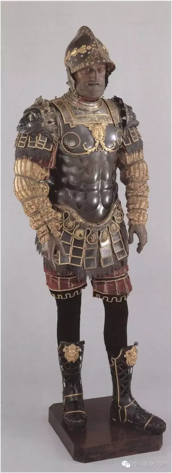 古希腊的铠甲竟有奶头和肚脐?