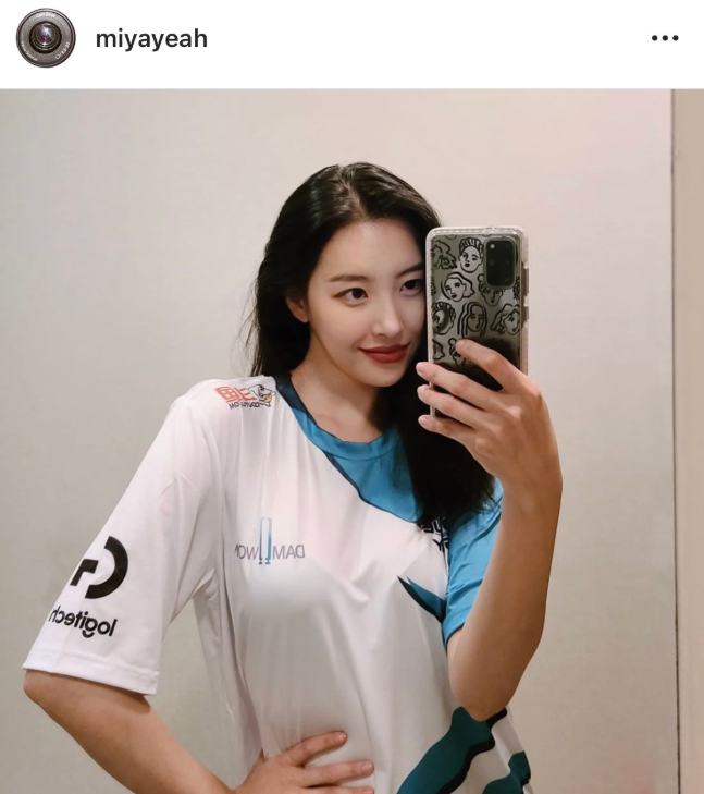 李宣美是韩国著名歌手,在中国的知名度也非常高,是前wonder girl的