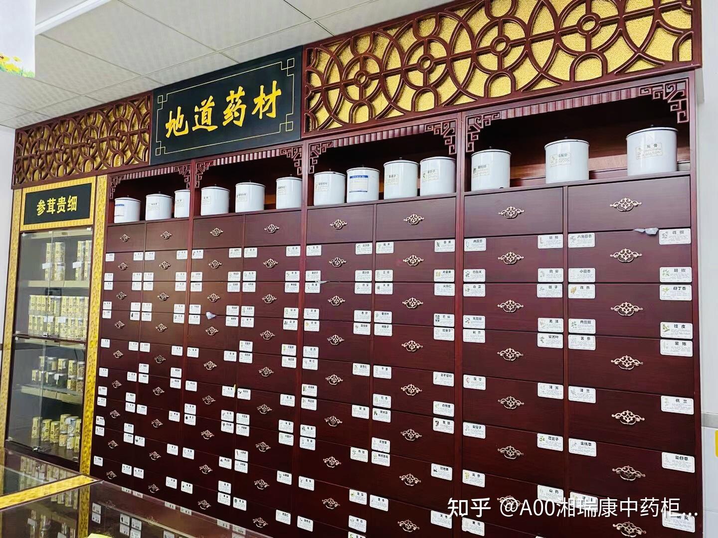 通常每架中药柜的抽斗均是以"横七竖八"的方式进行排列,每个抽斗又分