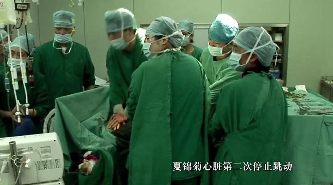 所有人都拼尽全力地和死神赛跑.一道手术室的门,仿佛隔开了两个世界.