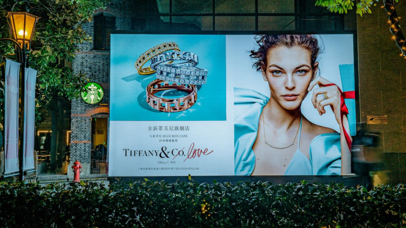 上海新天地星巴克墙面灯箱广告价格上海户外媒体广告价格折扣