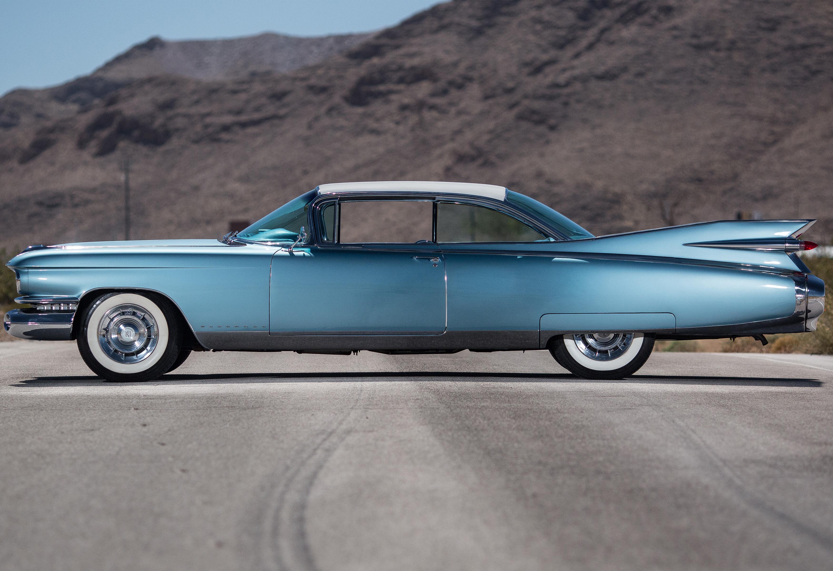 夸张的火箭尾鳍就可以很容易知道这是一辆1959年款凯迪拉克eldorado