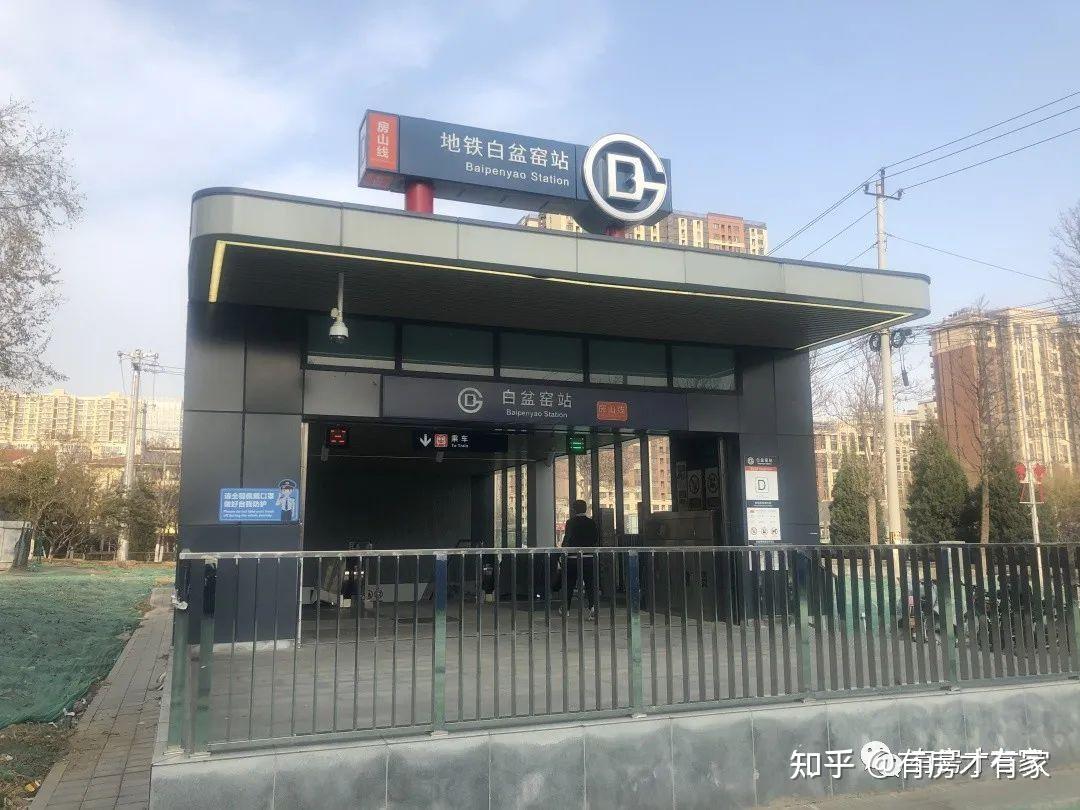 白盆窑地铁站售楼处实拍总结:目前来看,室外的绿化还没有做,室内的话