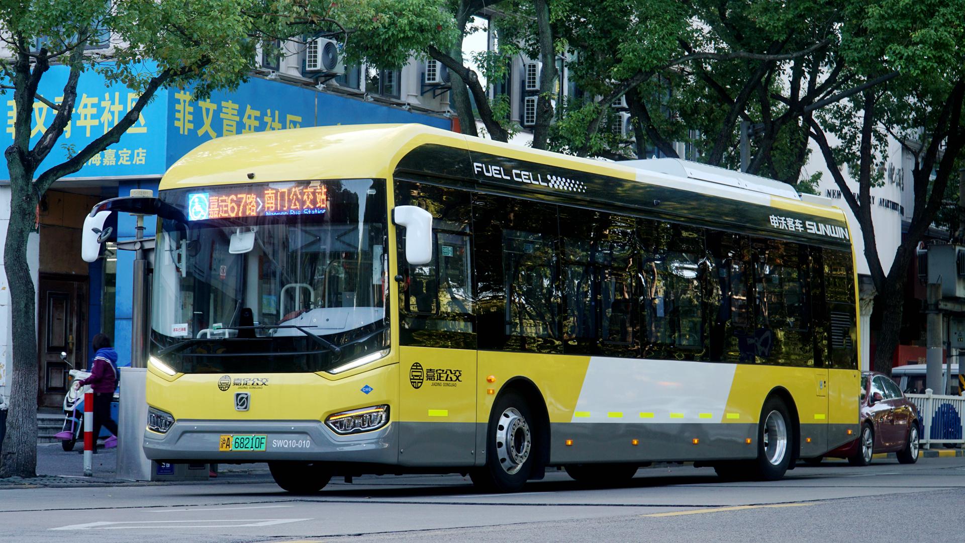 深兰熊猫智能公交车获上海首张自动驾驶公交车牌照 | 极客公园