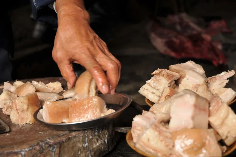 三,吃鼓藏肉按照传统,客人到主人家门口时,先放一饼鞭炮给主人家报信