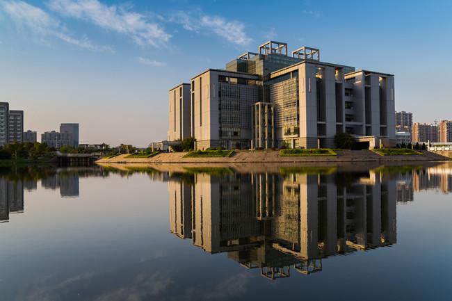安徽师范大学(anhui normal university),简称安师大,位于安徽省芜湖