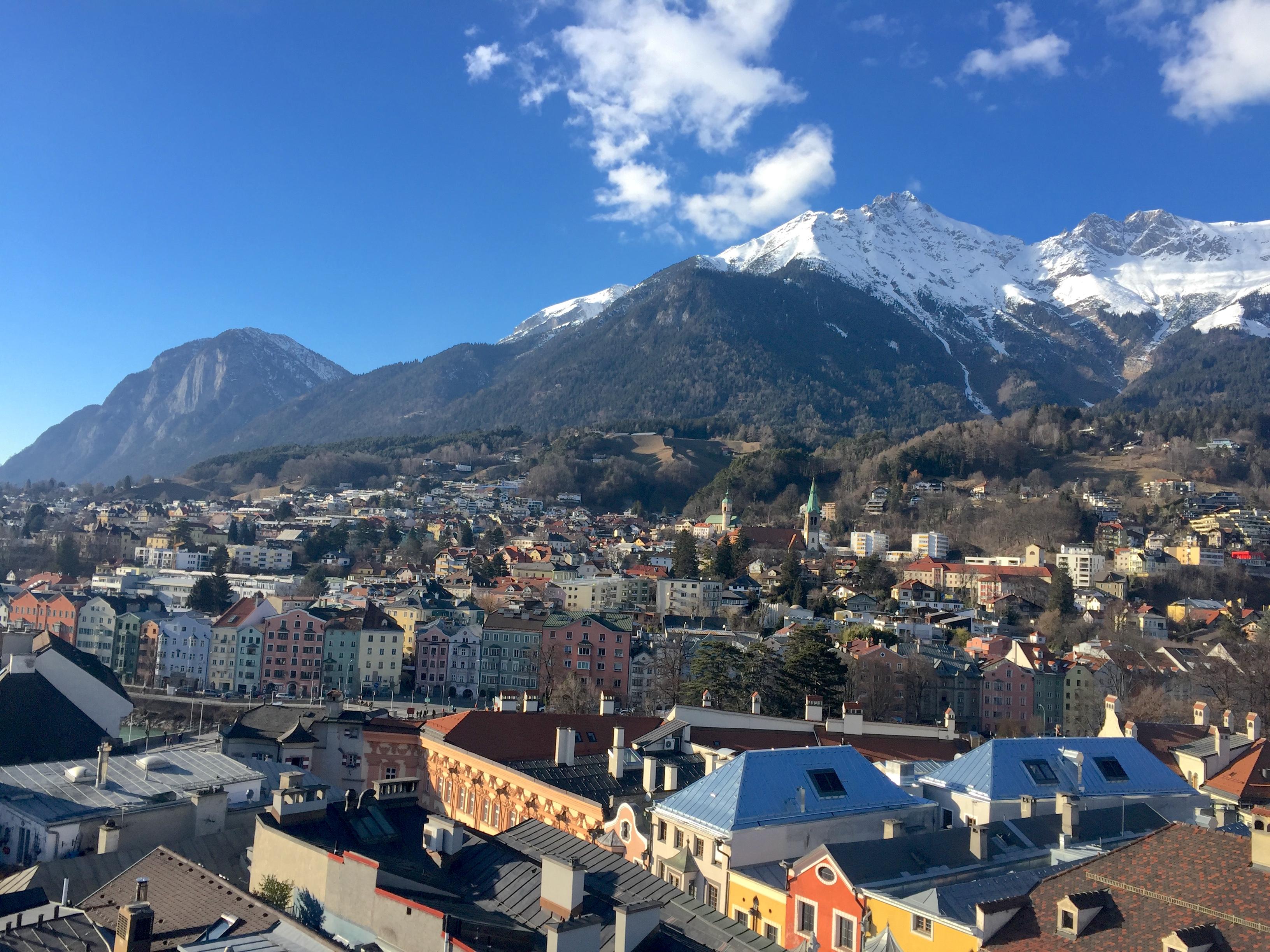 因斯布鲁克雪山脚下的欧洲小镇