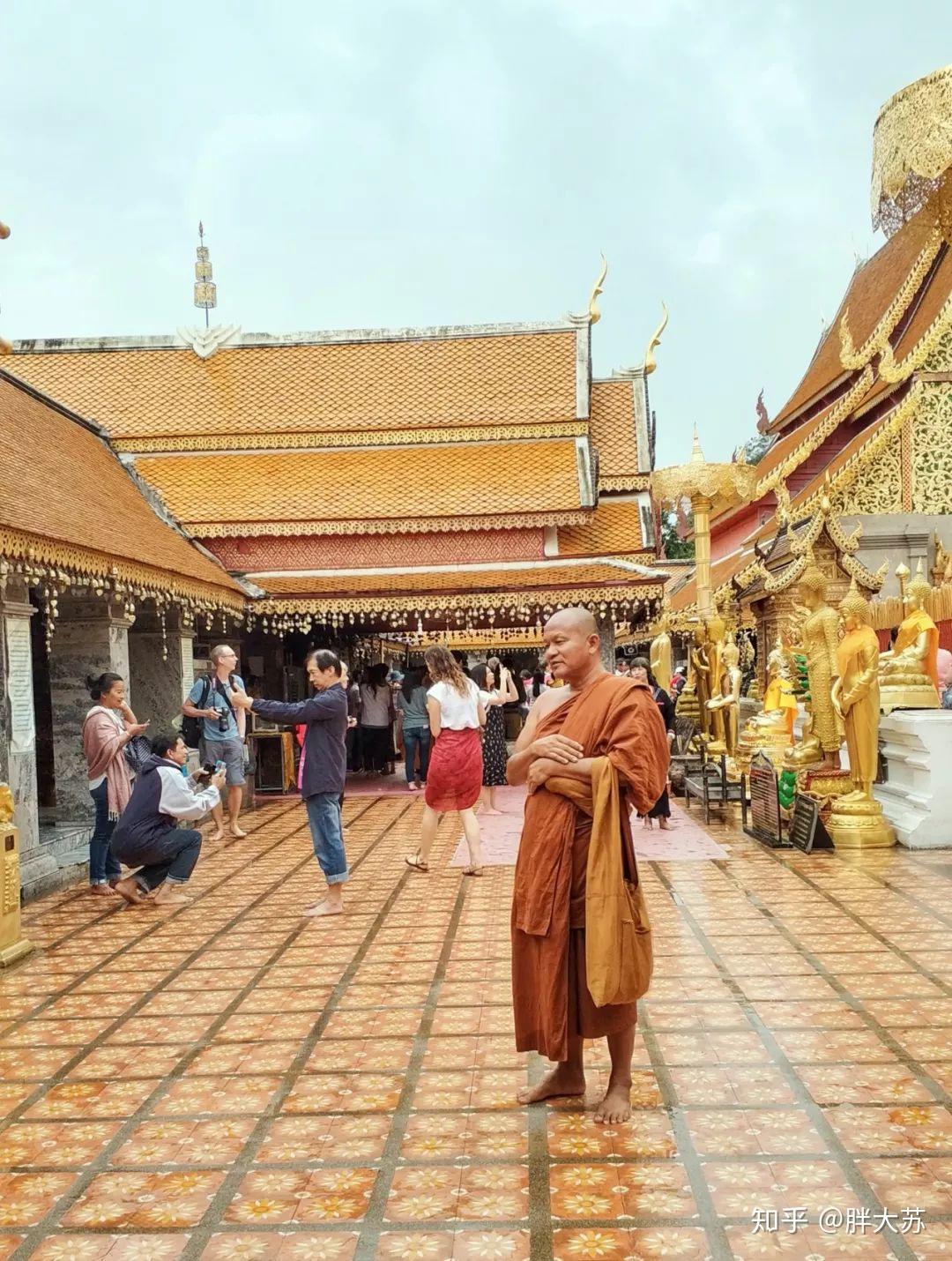 为什么泰国旅游最好穿拖鞋？中国游客：寺庙为啥要拖鞋？真麻烦