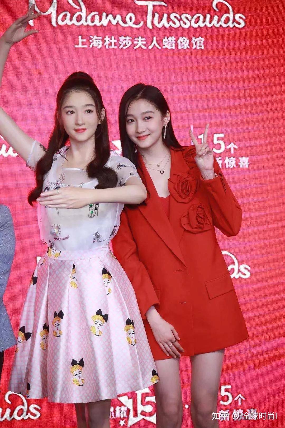 关晓彤和自己的蜡像合影相似度99穿红色西装走飒酷风