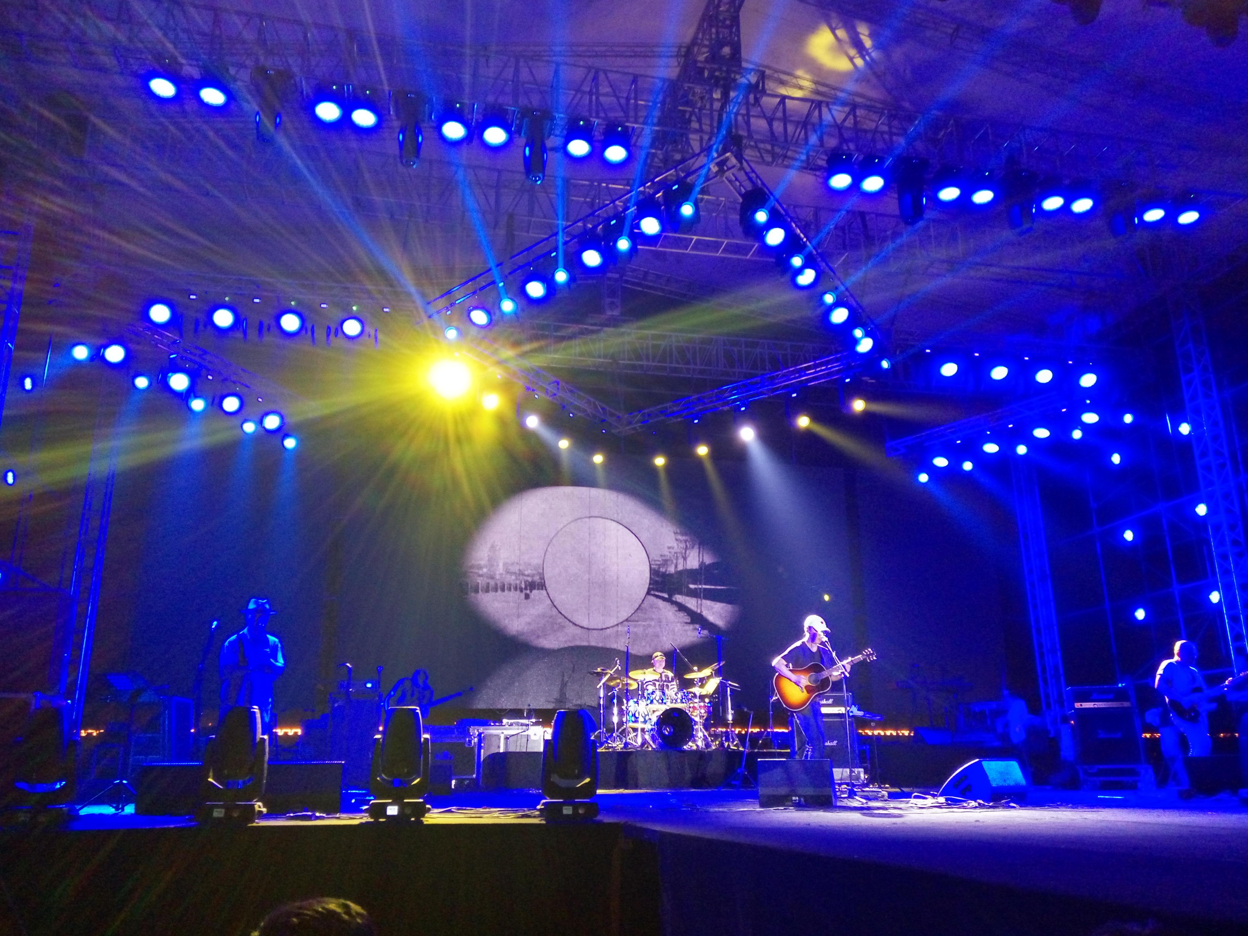 爱摇滚的从来都不少,围着大铁架子搭建的简单舞台,摇头晃脑甩头发,点