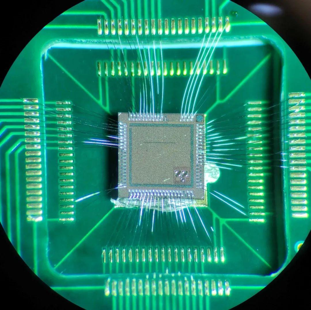 中国团队实现超大规模集成的图论光量子计算芯片 - 字节点击