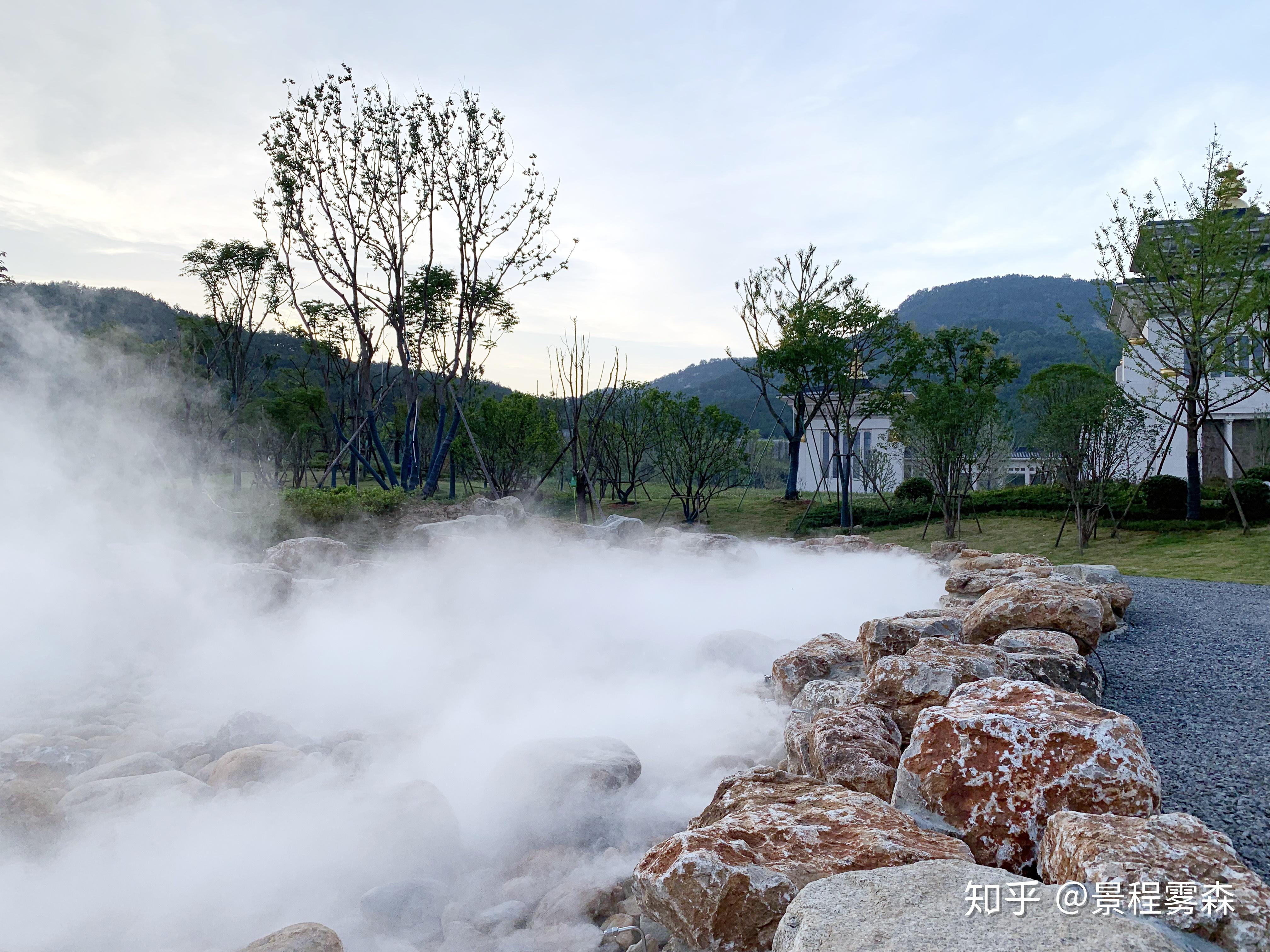 假山喷雾景观怪石叠瀑构造新奇景象