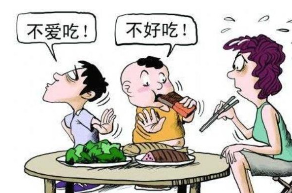 一,吃饭时不让别人吃自己喜欢的饭菜有些孩子因为家长从小的娇生惯养