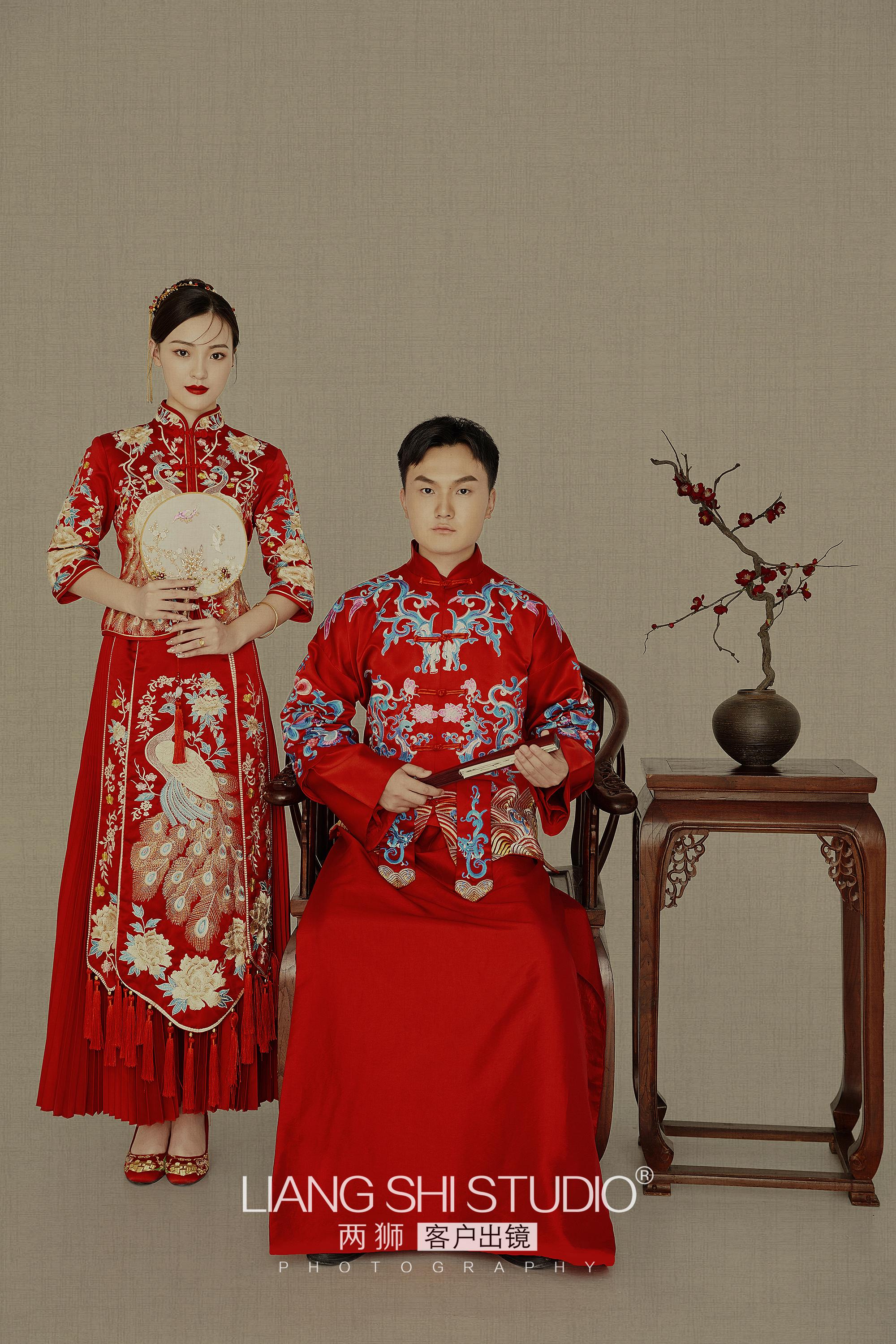 我拍了一组被全家人称赞的婚纱照中式复古