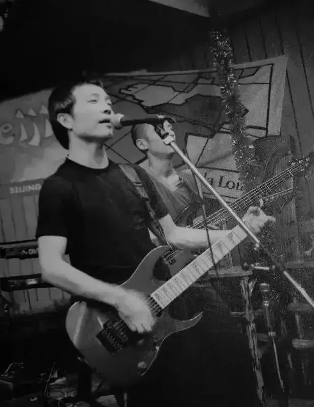 和讴歌94年香港红磡演唱会,何勇在唱《垃圾场》时将水浇在邓讴歌头上