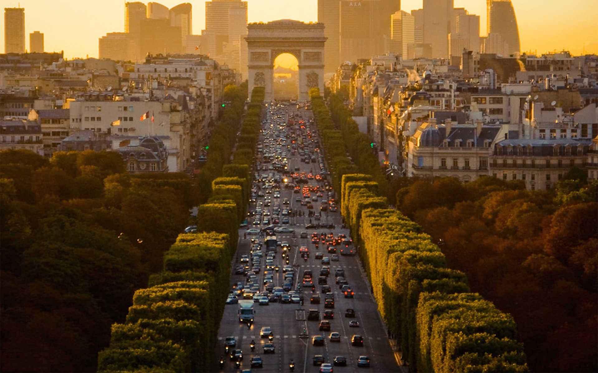 老佛爷百货(galeries lafayette haussmann)坐落在奥斯曼大道的老佛爷