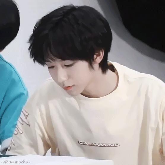 男生怎么拍好看侧脸 v2-a76c0aa3d0c3a4cb0a1642afea62cdd1_r.jpg