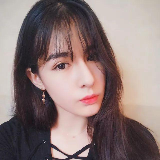 出生于1999年的阿迪娜身高足有1米8年满20岁就成长得落落大方清纯可人