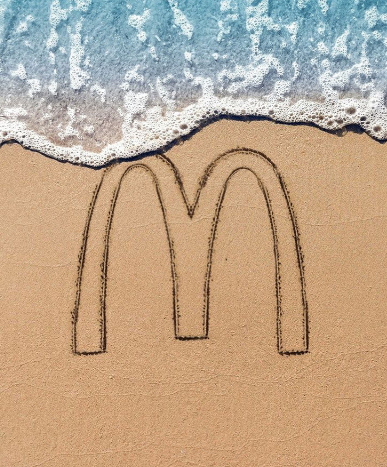 还有法国麦当劳的创意海报设计万物皆可麦当劳润物细无声似的一股视觉