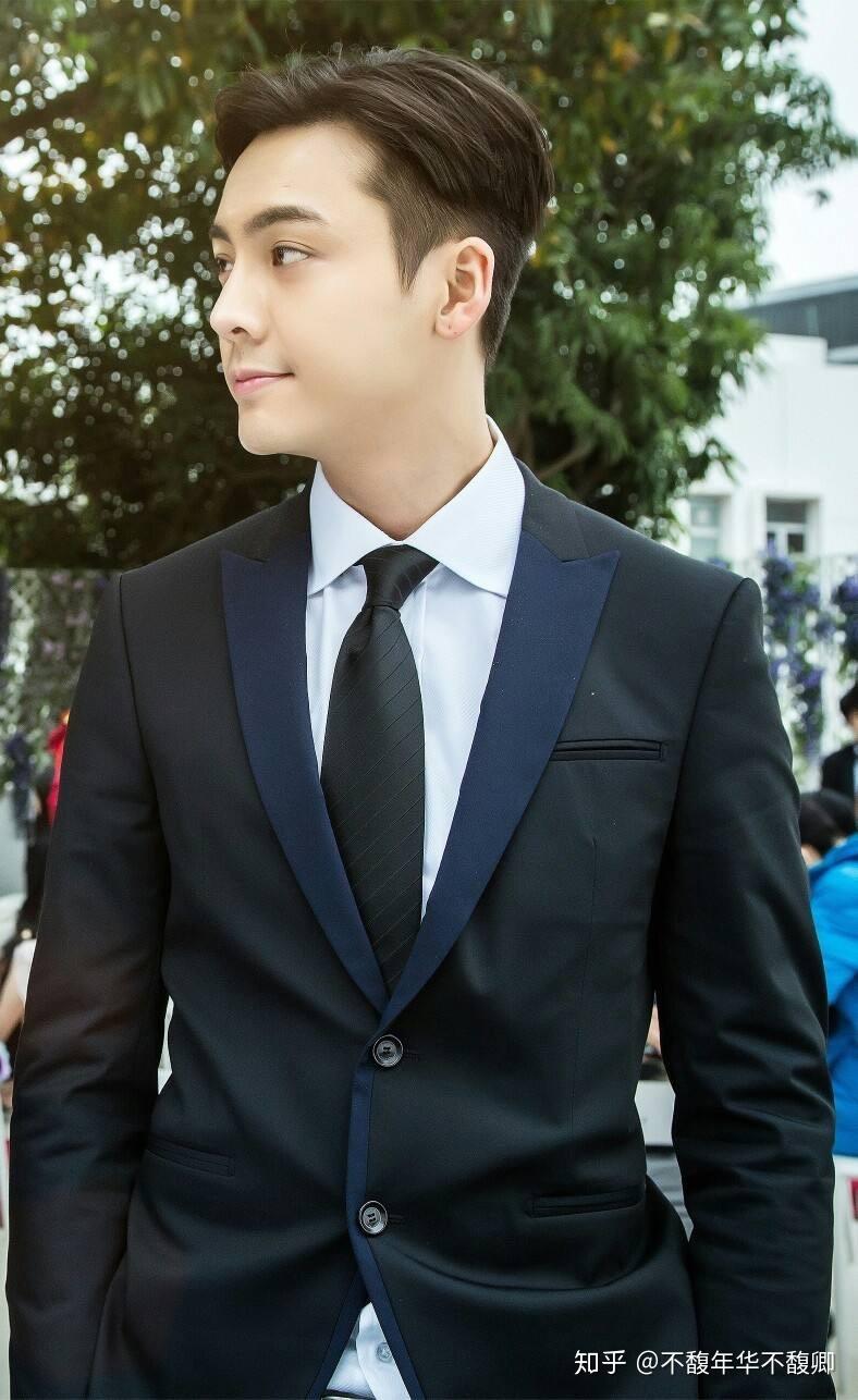 陈伟霆身穿时尚西装制服,出席活动