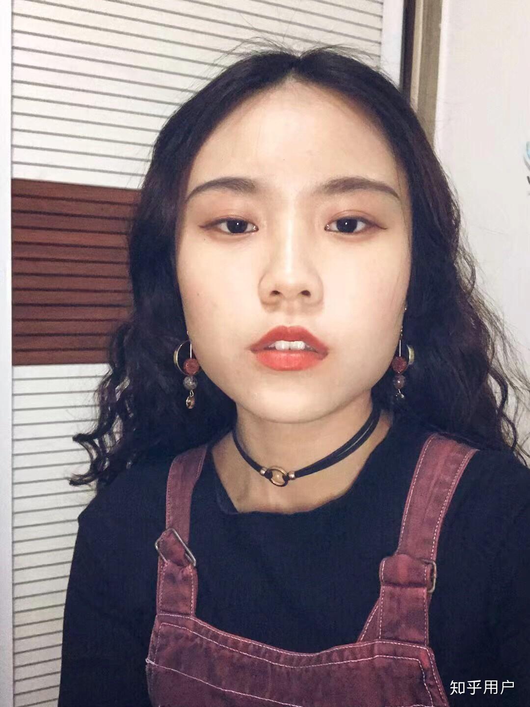 女生方脸额头大皮肤黑黄160cm55kg适合短发