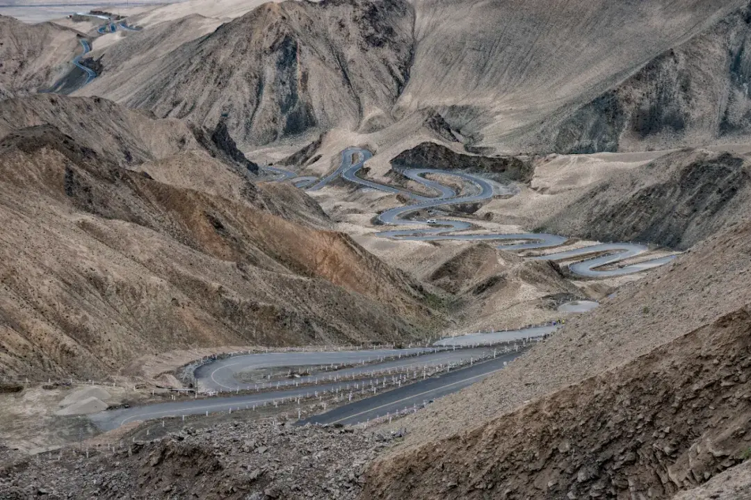 弯道之美▼离开塔莎线与盘龙公路,下山至平坦路段时路边出现了一处