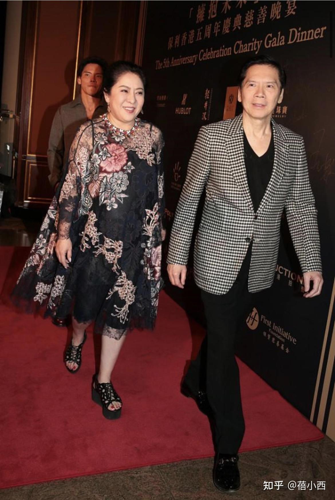 向太拍照喜欢站c位穿彩色格纹薄纱裙高贵优雅一看就是有钱人