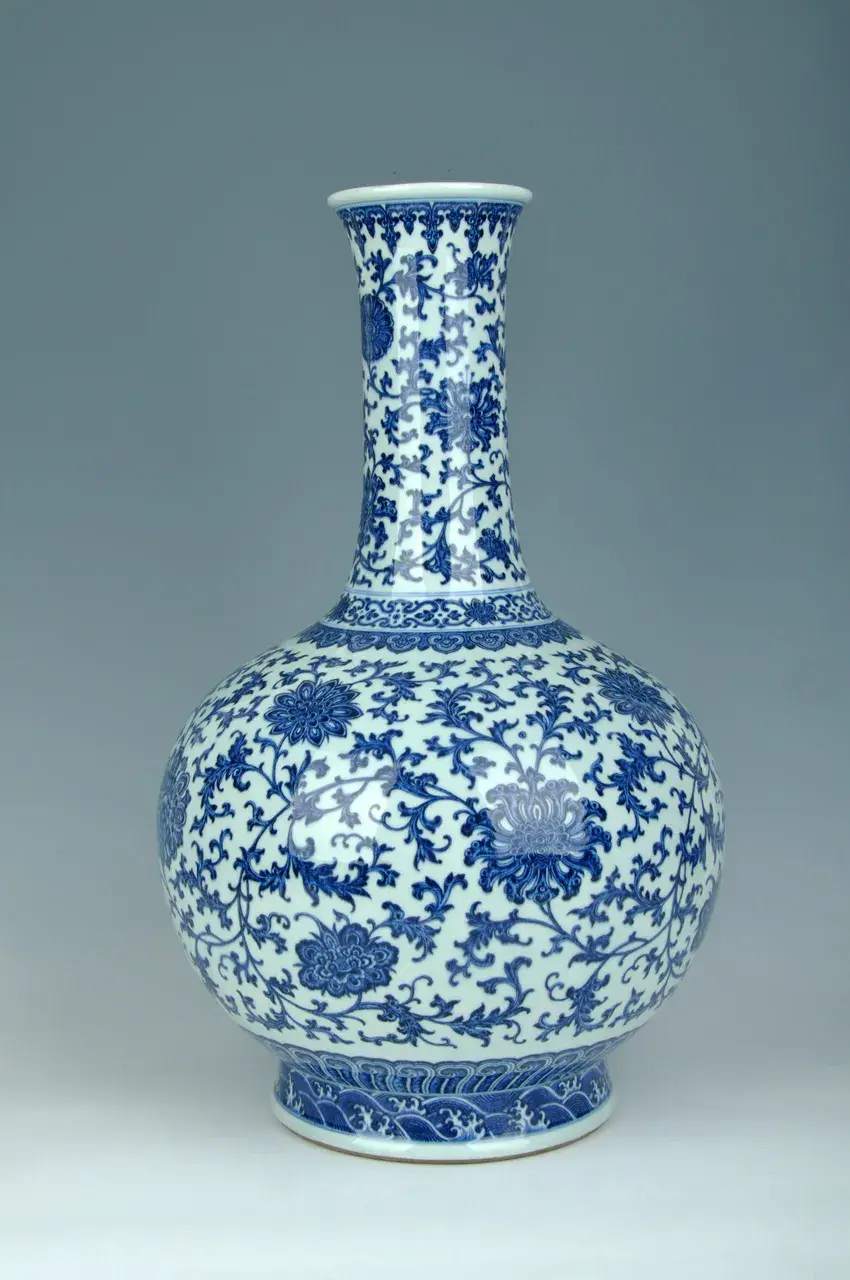 今日重磅推出的是青岛市博物馆藏青花瓷中的一件精品——清乾隆青花