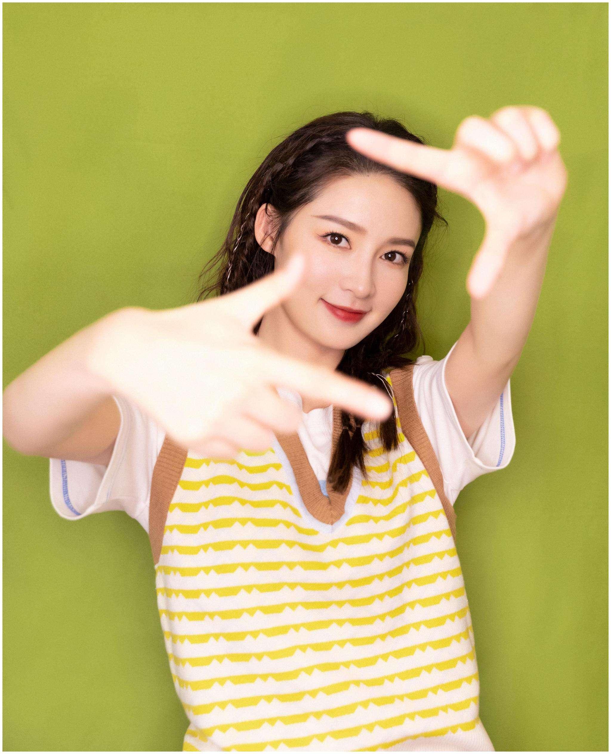 哈哈哈美腿不管是古装还是现代,李沁给人的感觉很舒服,而且也是一枚