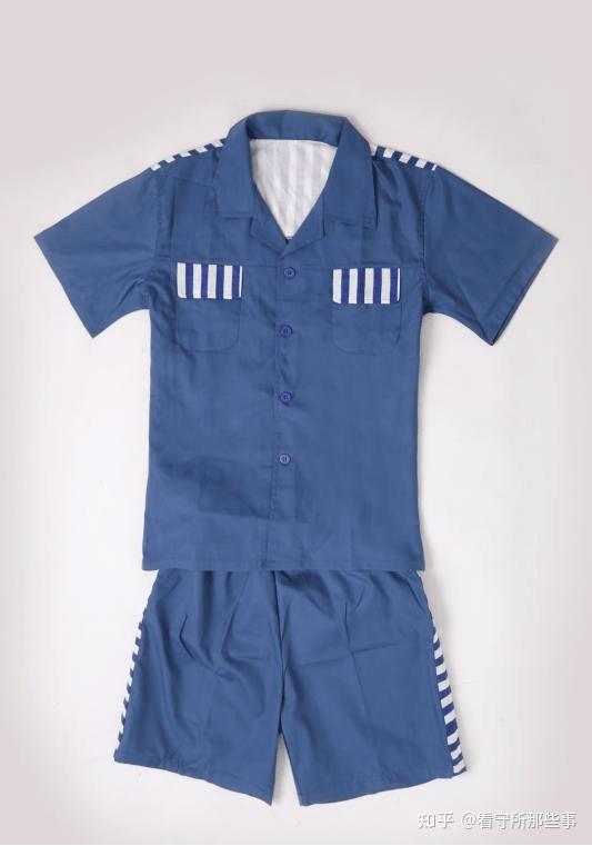 在看守所他们穿的要么是家人送进来的衣物,要么是在看守所购买的衣服