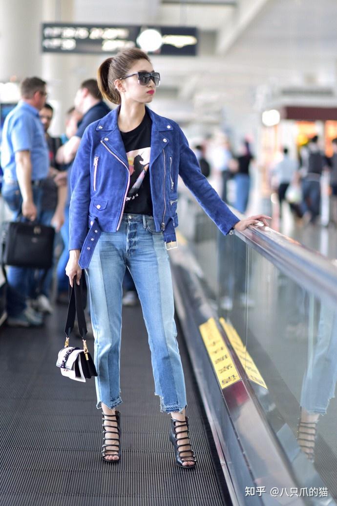 江疏影用牛仔裤打造酷帅风,裤腿还"缺一块",走机场真新潮