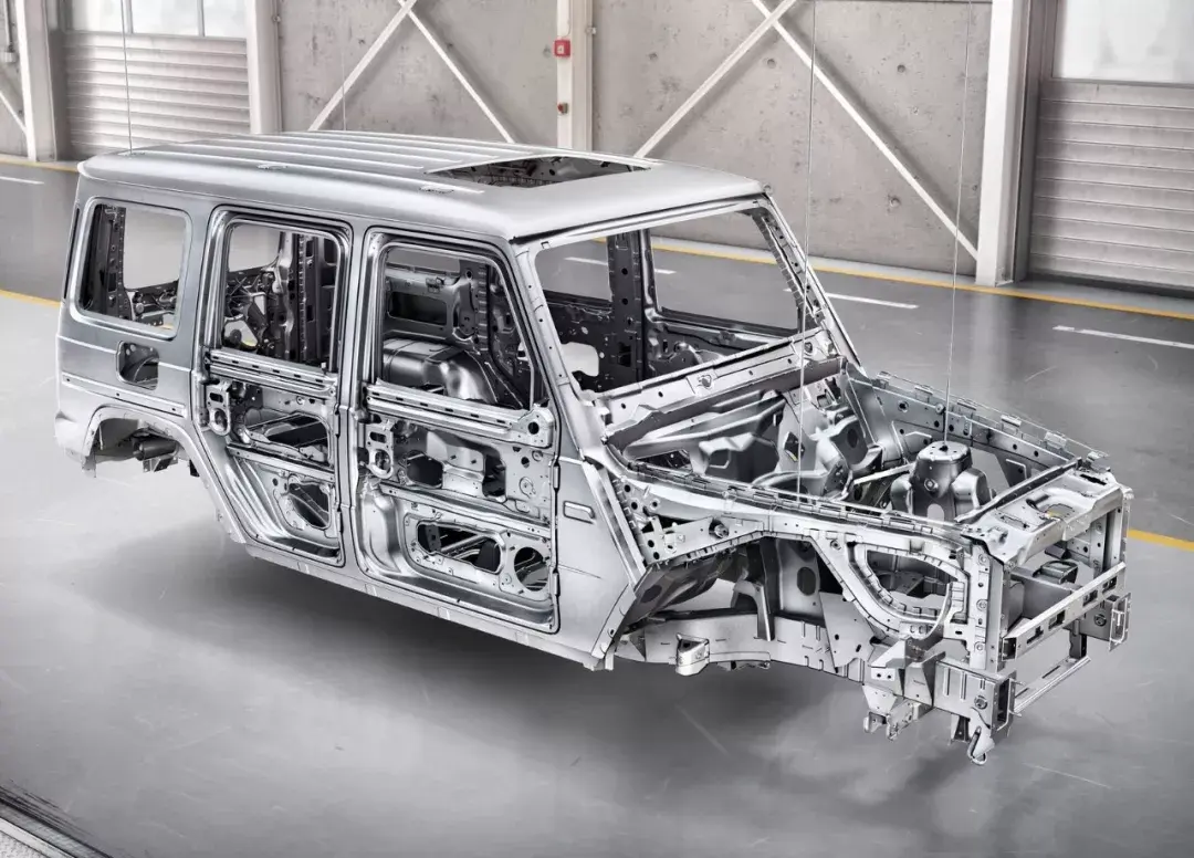 而有"大梁"的车,我们就称为非承载式车身结构.